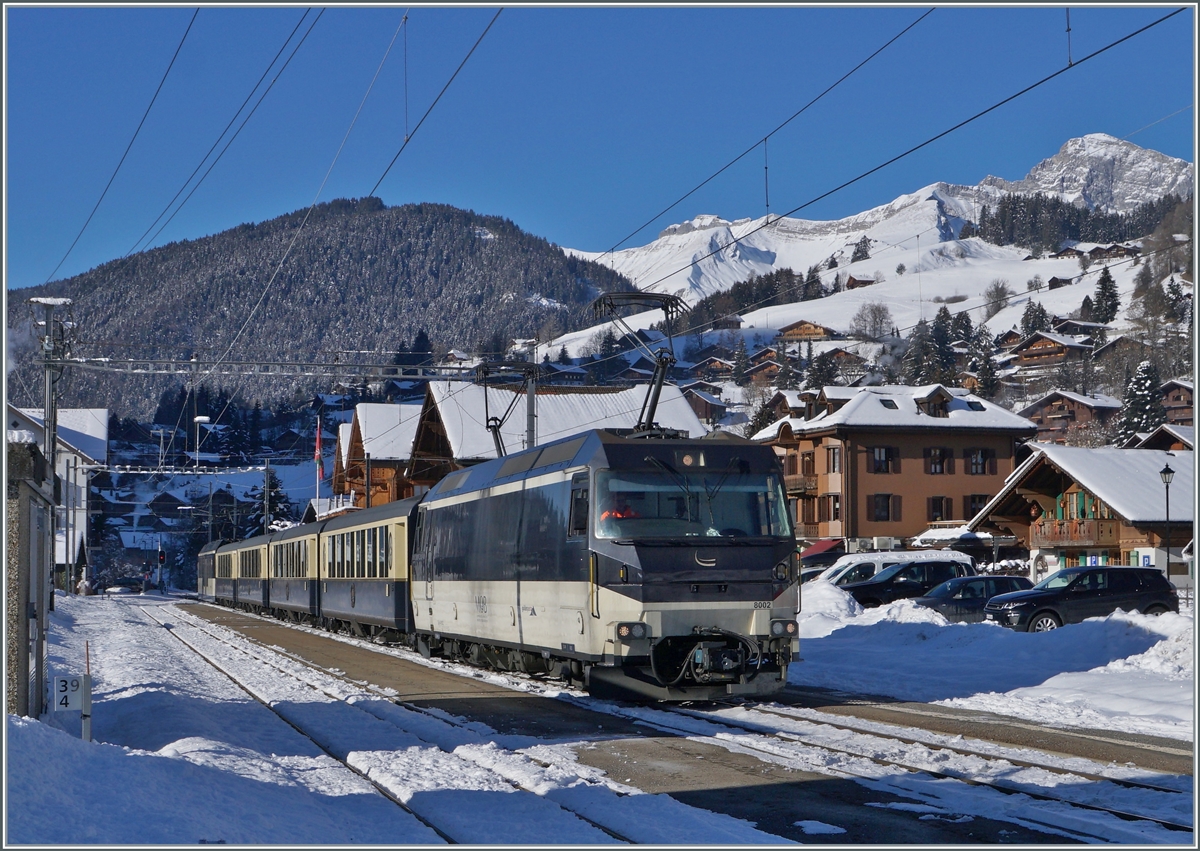 Die MOB Ge 4/4 8002 mit dme Belle Epoque Zug bei der Abfahrt in Rougemont. 

11. Jan. 2021