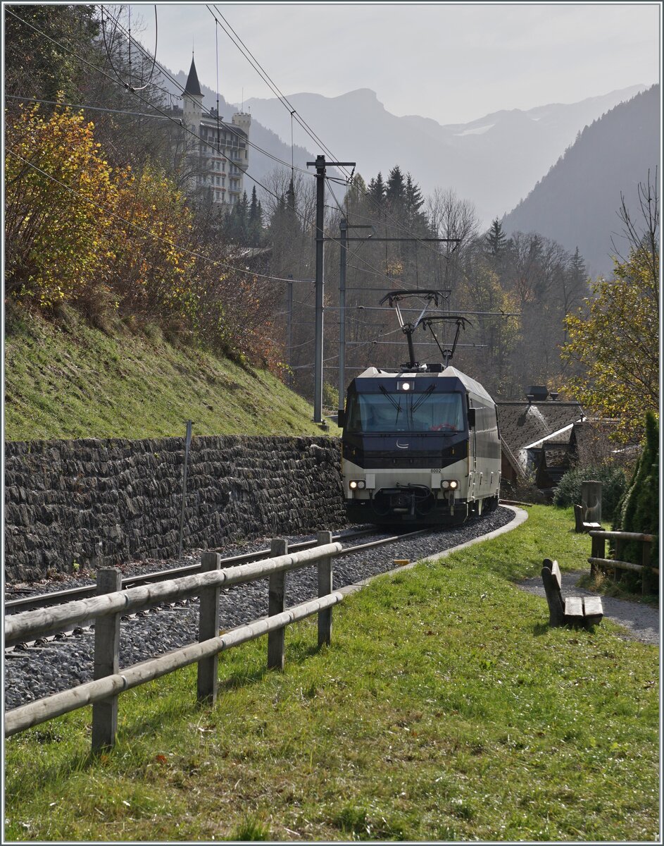 Die MOB Ge 4/4 8002 ist mit dem GoldenPass Express GPX 4068 (der hier nicht zu sehen ist) von Montbovon nach Zweisimmen unterwegs, wo dann eine BLS RE 465 den Zug nach Interlaken Ost  übernehmen wird. Das Bild entstand in Gstaad, kurz vor der Grubenbachbrücke bei leider reichlich Gegenlicht. 

6. Nov.2024