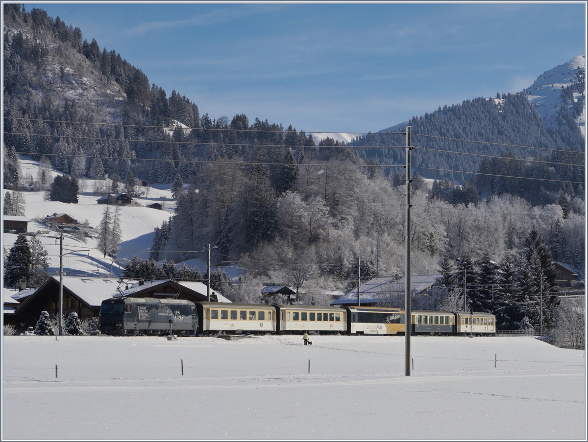 Die MOB Ge 4/4 8003 mit ihrem MOB Belle Epoque Zug kurz nach Gstaad. Da die  Belle-Epoque Wagen zur Zeit umgebaut werden, fürh der Zug nur einen Belle Epoque Wagen.
2. Feb. 2018