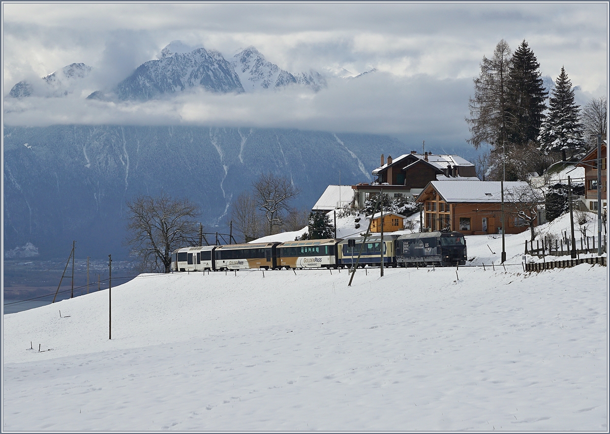 Die MOB Ge 4/4 8003 erreicht mit ihrem Panoramic-Express in Kürze Les Avants.
3. Feb. 2018