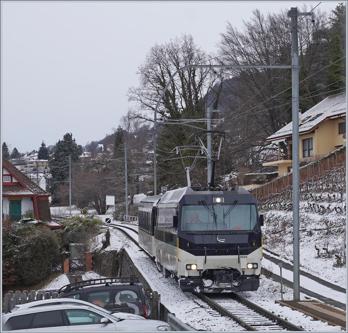 Die MOB Ge 4/4 8004 mit neuer, automatischer Kupplung und im aktuellen MOB Anstrich mit einem B auf der Fahrt Richtung Montreux bei Planchamp.
29. Dez. 2017