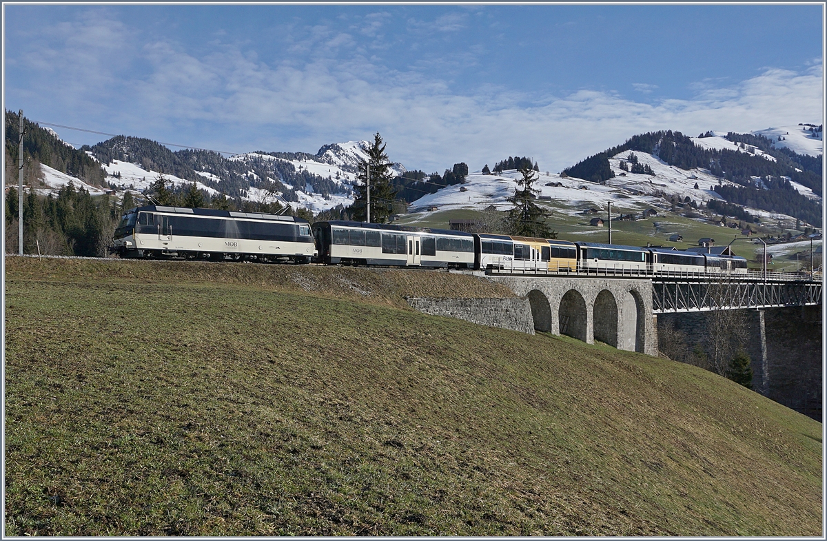 Die MOB Ge 4/4 8004 mit ihrem Regionalzug nach Château d'Oex -(Montreux) kurz nach Flendruz.
2. April 2018