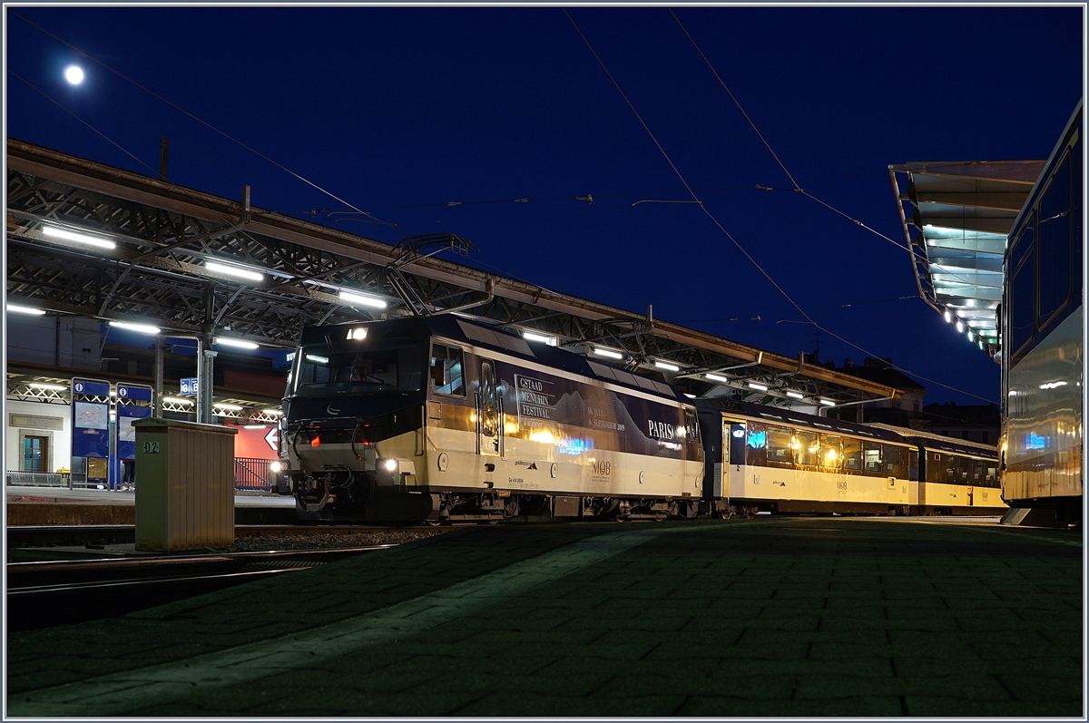 Die MOB Ge 4/4 8004 wartet mit dem IR 2112 in Montreux auf die baldige Abfahrt (7:44) nach Zweisimmen. 

12. Jan. 2020