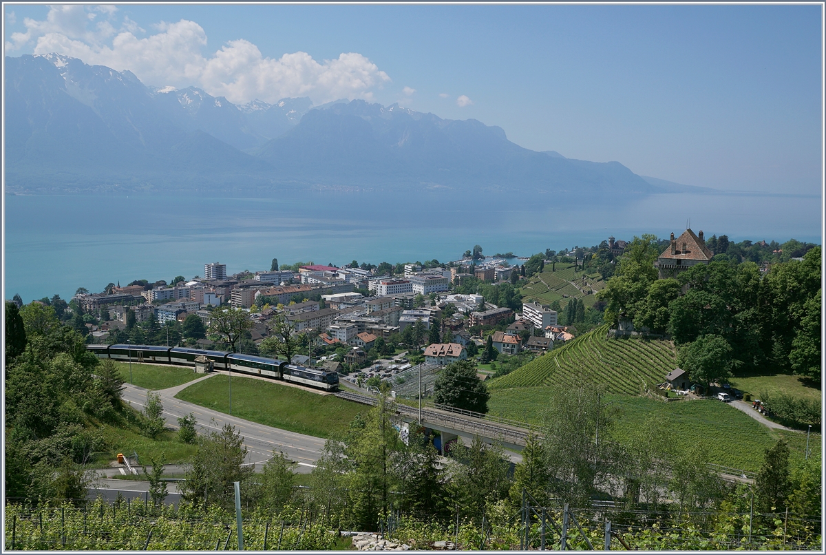 Die MOB Ge 4/4 8004 zieht ihren Regionalzug von Montreux nach Zweisimmen bei Châtelrad VD über die Autobahnbrücke. 

18. Mai 2020