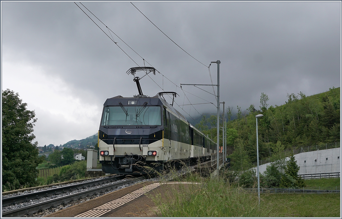 Die MOB Ge 4/4 8004 schiebt bei Plachmamp ihren Panoramic Express in Rictuntung Zweisimmen.

14. Mai 2020