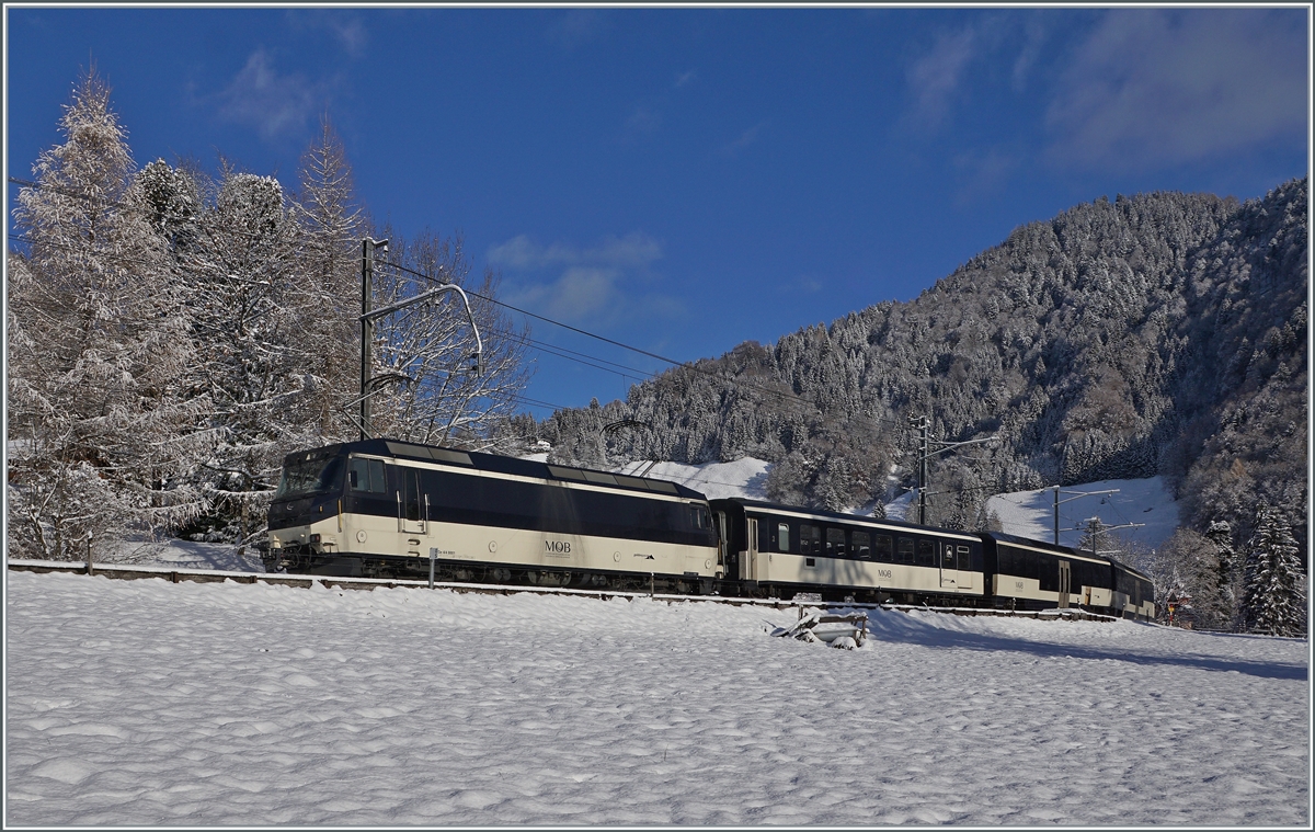 Die MOB Ge 4/4 8004 ist mit ihrem MOB Panoramic Express bei Les Avanst auf dem Weg nach Zweisimmen. 

2. Dez. 2020