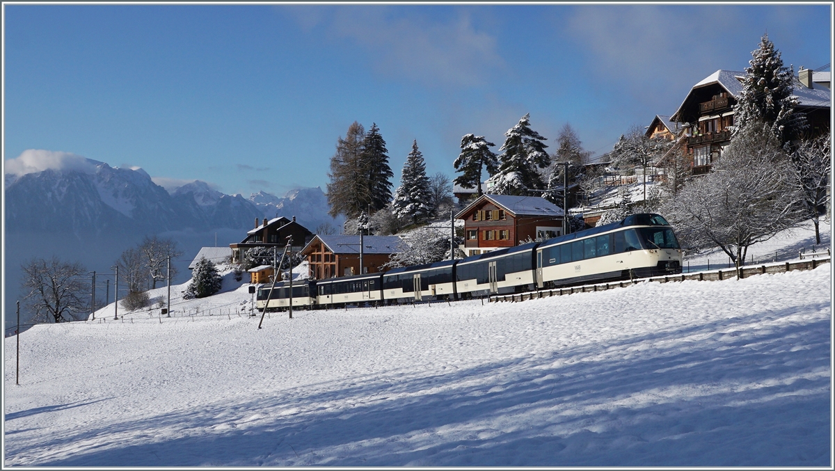 Die MOB Ge 4/4 8004 ist mit ihrem MOB Panoramic Express bei Les Avanst auf dem Weg nach Zweisimmen.

2. Dez. 2020