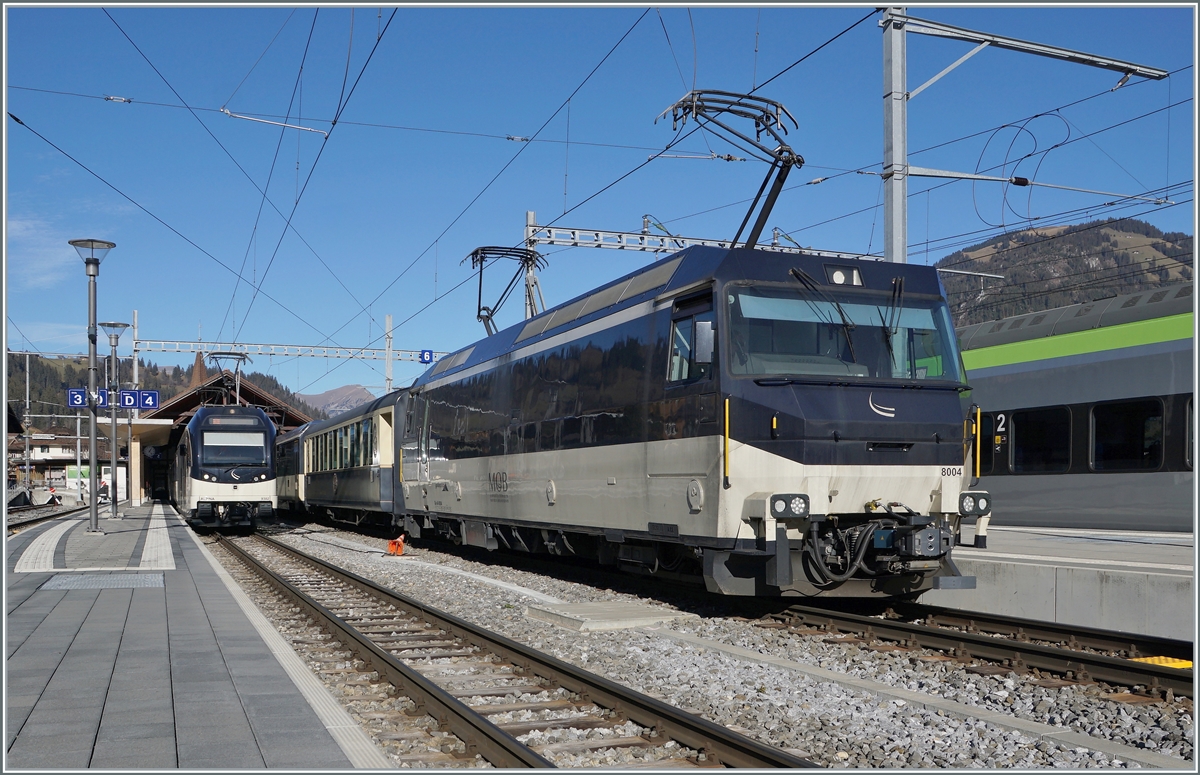 Die MOB Ge 4/4 8004 und ein MOB  Alpina  Triebwagen in Zweisimmen.

25. Nov. 2020