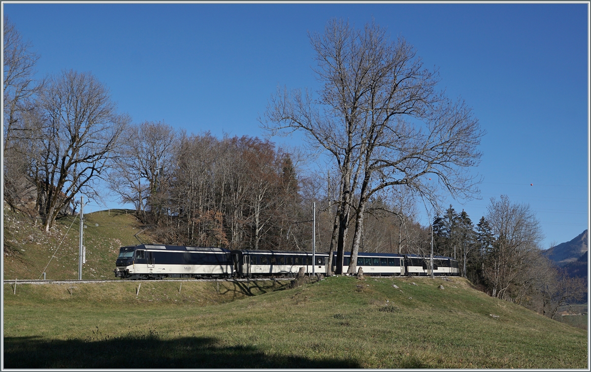 Die MOB Ge 4/4 8004 mit einem MOB Panoramic Express von Zweisimmen nach Montreux zwischen Montbovon und Les Sciernes. 

26. Nov. 2020