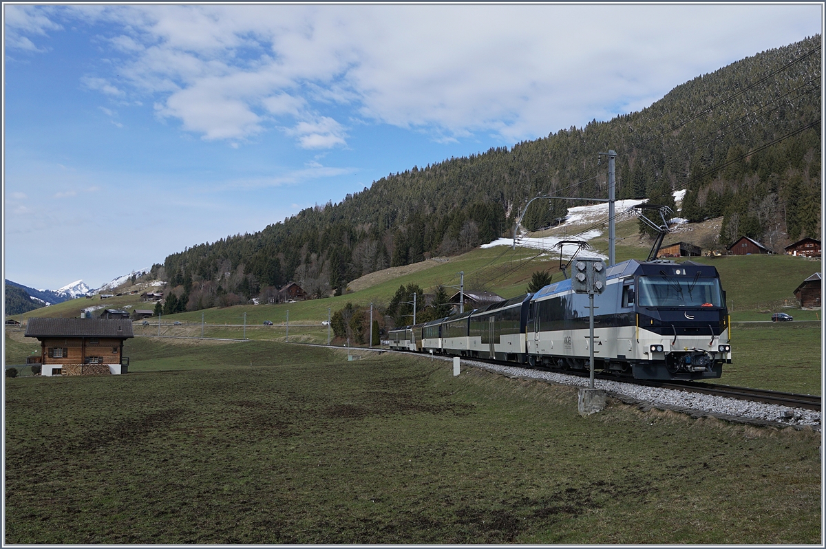 Die MOB Ge 4/4 Serie 8000 mit einem Panoramic-Zug bei Flendruz.
2. April 2018