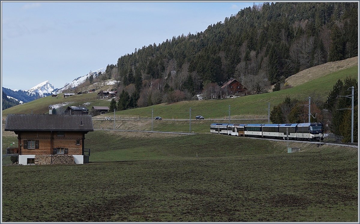 Die MOB Ge 4/4 Serie 8000 mit einem Panoramic-Zug bei Flendruz.
2. April 2018