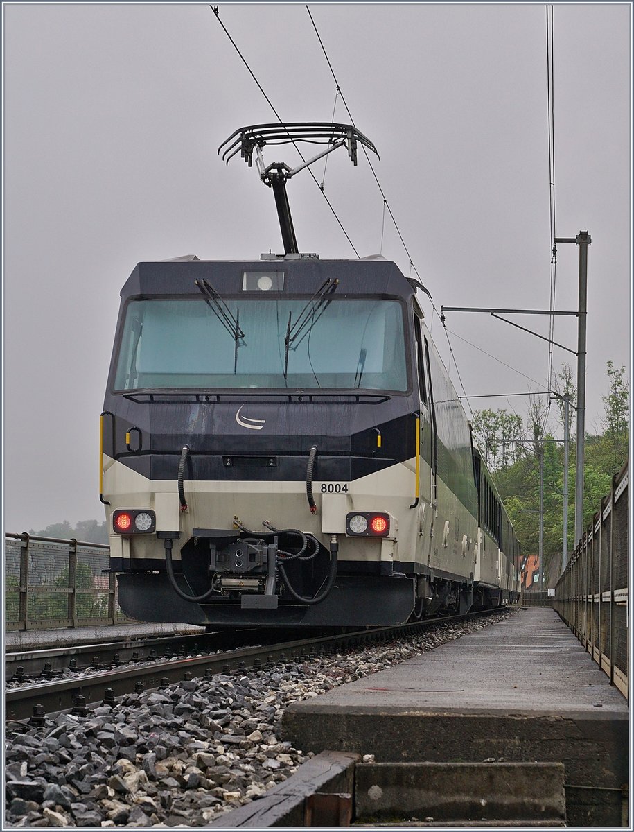 Die MOB Ge4/4 8004 schiebt den MOB Panoramic Express von Montreux nach Zweisimmen bei Le Châtelard VD über die Autobahnbrücke der A9.

15. Mai 2020