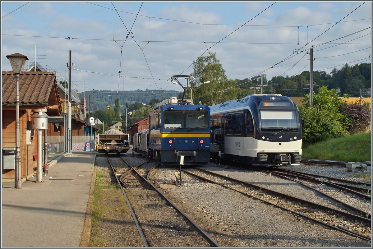 Die MOB Gem 2/2 2504 rangiert in Blonay Schotterwagen.

27. August 2021