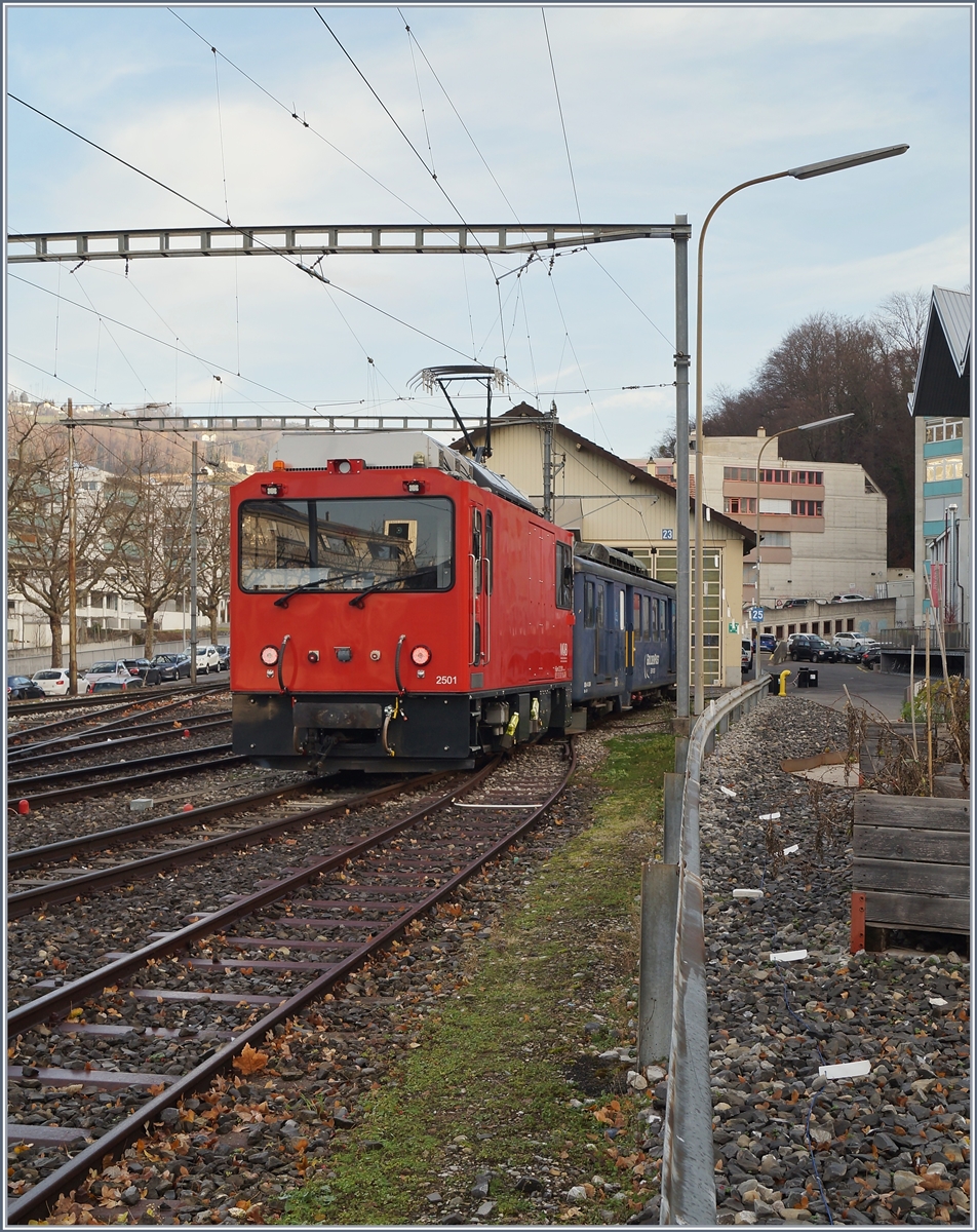 Die MOB HGem 2/2 2501 begleitet den MOB BDe 4/4 3004 auf seiner wohl letzten Rangierfahrt in Vevey. 

19. Dez. 2019