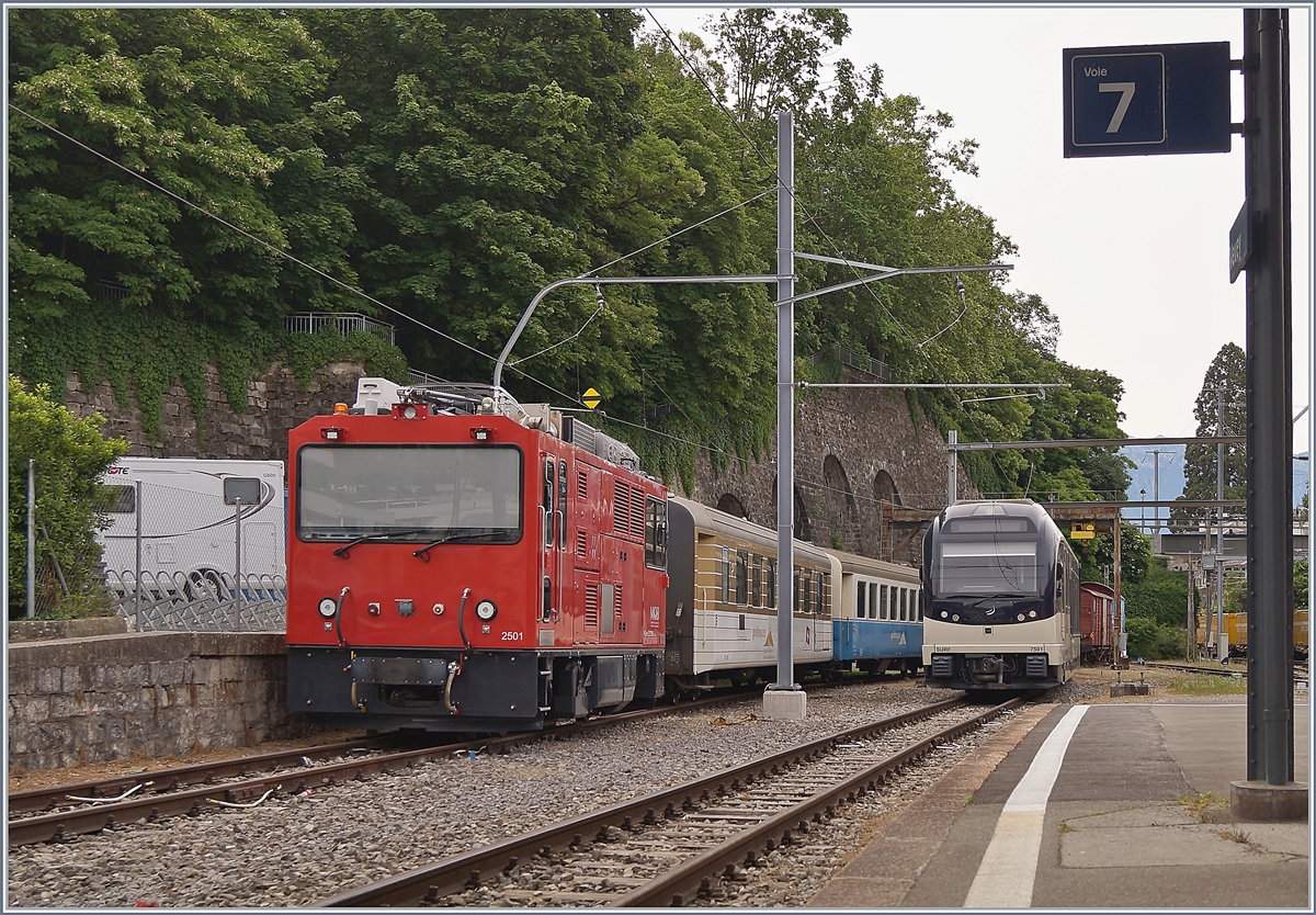 Die MOB HGem 2/2 2501 steht vor MOB Reisezugwagen, die für eine französische Museumsbahn vorgesehen sind. 

Vevey, den 22. Mai 2020