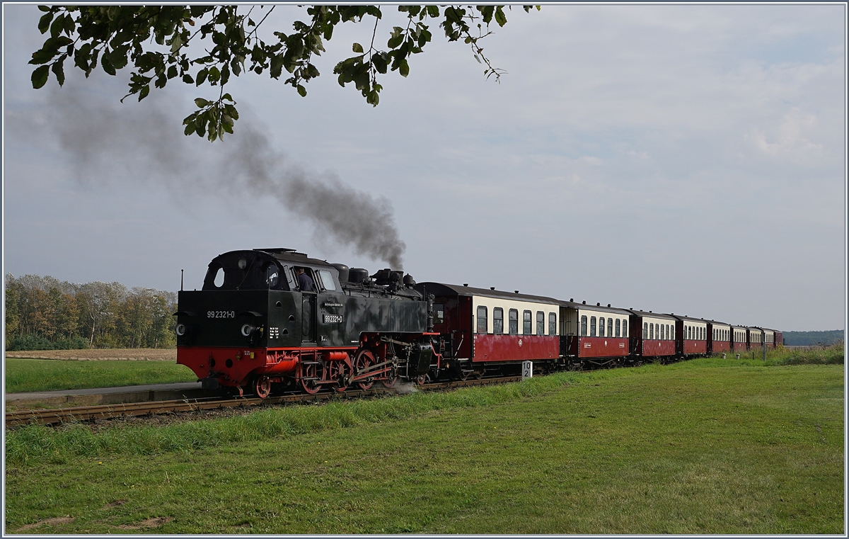 Die Molli 99 2321-0 beim kurzen Stop bei der Haltestelle  Steilkste .
28. Sept. 2017