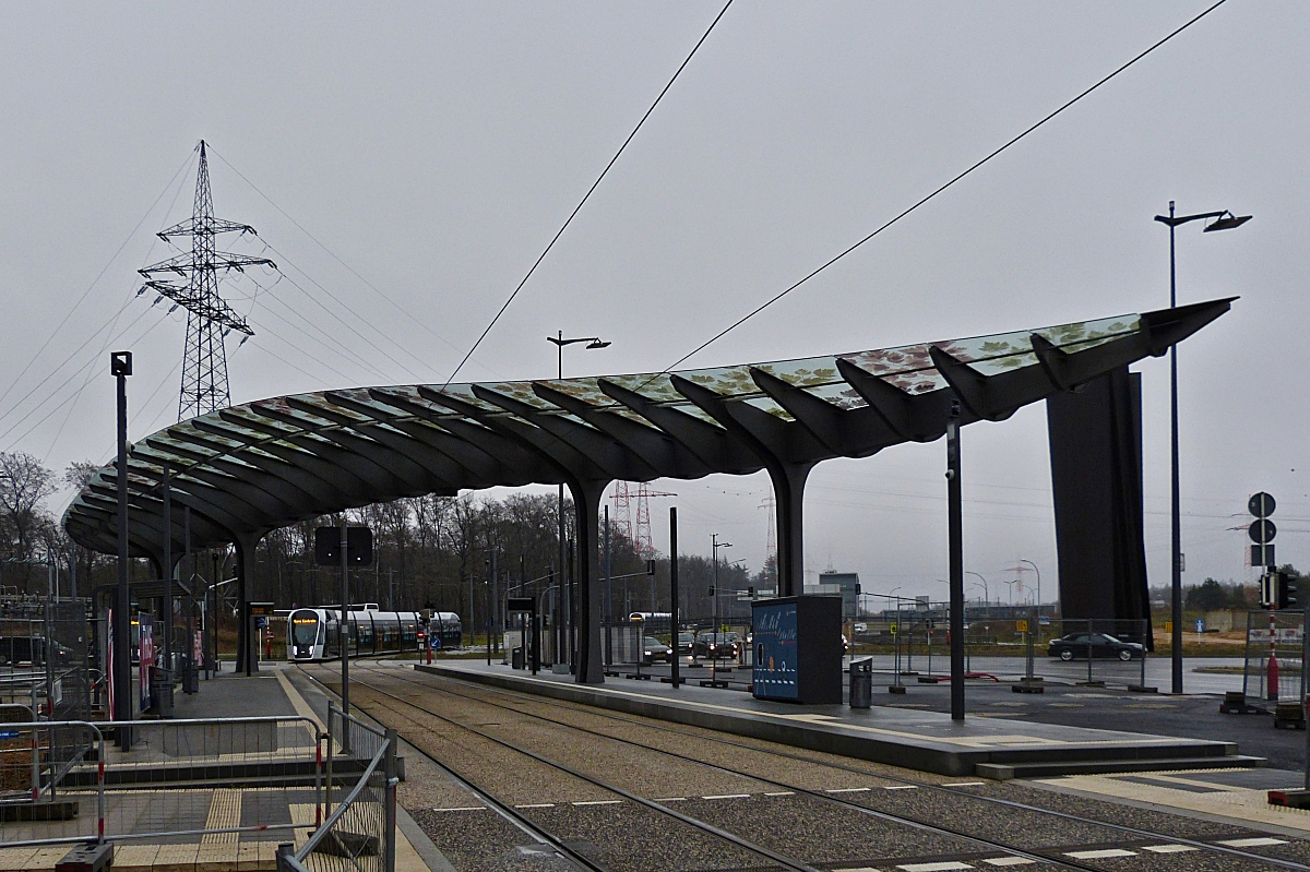 Die momentane Endhaltestelle „Lux Expo“ am 16.12.2020, leider wegen einer Bürgersteigbaustelle nicht besser aufzunehmen, dort wo im Hintergrund die Verdeckte Tram zu sehen ist wechseln die Fahrzeuge das Gleis für die Rückfahrt. Es ist geplant die Strecke mit noch einem zusätzlichem Halt bis zum Flughafen auszubauen.                               