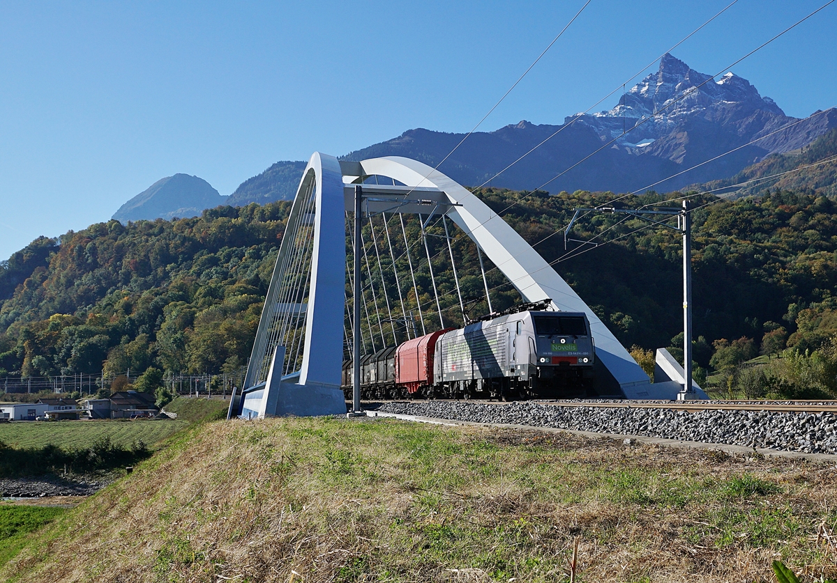 Die MRCE 189 090  Göttingen  (UIC 91 80 6 189 990-5 D-Dispo Class 189 VE), unterwegs für SBB Cargo International mit ihrem Novelis Zug von Sierre nach Göttingen überquert zwischen St-Maurice und Bex die Rhone. 
11. Okt. 2017