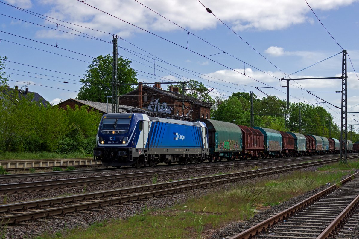 Die Multisystem-Variante der TRAXX 3 kommt im Vergleich zur Wechselstrom-Ausfhrung nur langsam in Fahrt. ČD Cargo war eines der ersten Unternehmen, das die (dort als Reihe 388 bezeichneten) Lokomotiven einsetzte. 388 003 ist am 17.05.23 mit einem gemischten Gterzug in Niederndodeleben unterwegs.