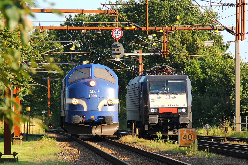 Die eine Mx 1008 brachte einen Zug zur Weiterfahrt und die andere 189 113-4 nahm in mit, hier stehen beide und warten auf die Gleisfreigabe. Padborg/DK 04.08.2012