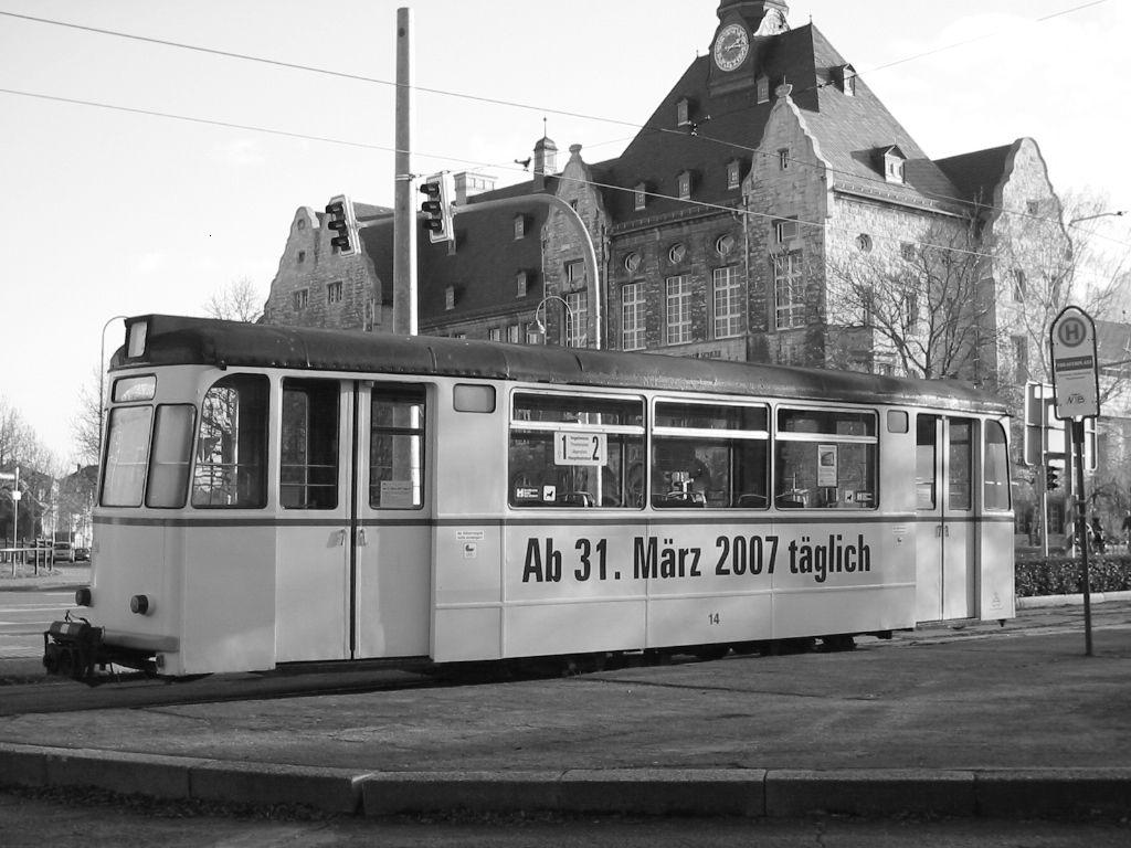 Die Naumburger Straßenbahn GmbH freut sich über  18 Jahre täglicher Straßenbahn-Betrieb . Denn am 30.03.2007 um 11:19 Uhr ist die erste Bahn in den täglichen Linienverkehr gestartet. Und seither fährt die Bahn ununterbrochen. Der Beiwagen 14 macht Anfang 2007 im vorherigen Farbkleid auf den baldigen Start aufmerksam. (Foto: Naumburger Straßenbahn GmbH)