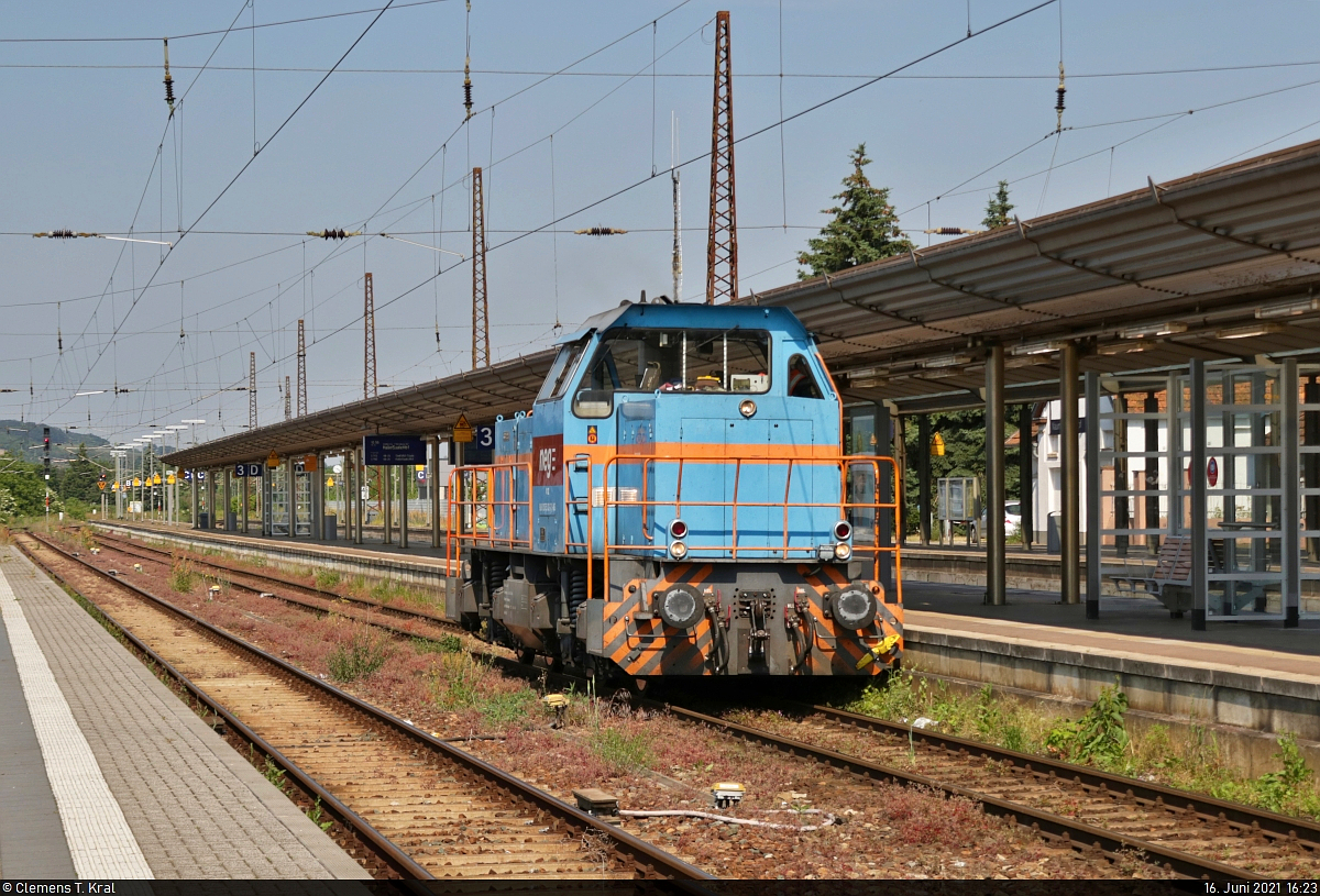 Die neg 575 002-7 am 16.06.2021 beim umsetzen in Naumburg Hbf. Sie überführte zwei DB 628 von Karsdorf nach Niebüll. (Foto: Clemens Kral)