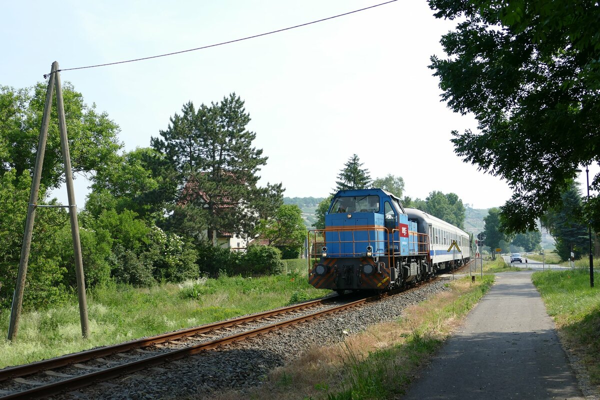 Die neg V102 (575 002-7) war am 16.06.2021 mit zwei ehem. IR-Wagen von Nieb�ll nach Karsdorf unterwegs, um die Triebwagen 628 573 und 629 003 abzuholen und nach Nieb�ll zu �berf�hren. Wolfgang Krolop fotografierte die seltene Fuhre in Balgst�dt.