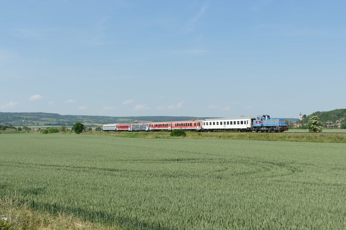 Die neg V102 (575 002-7) �berf�hrte am 16.06.2021 die Triebwagen 628 573 und 629 003 von Karsdorf nach Nieb�ll und ist hier bei Kleinjena unterwegs. (Foto: Wolfgang Krolop)