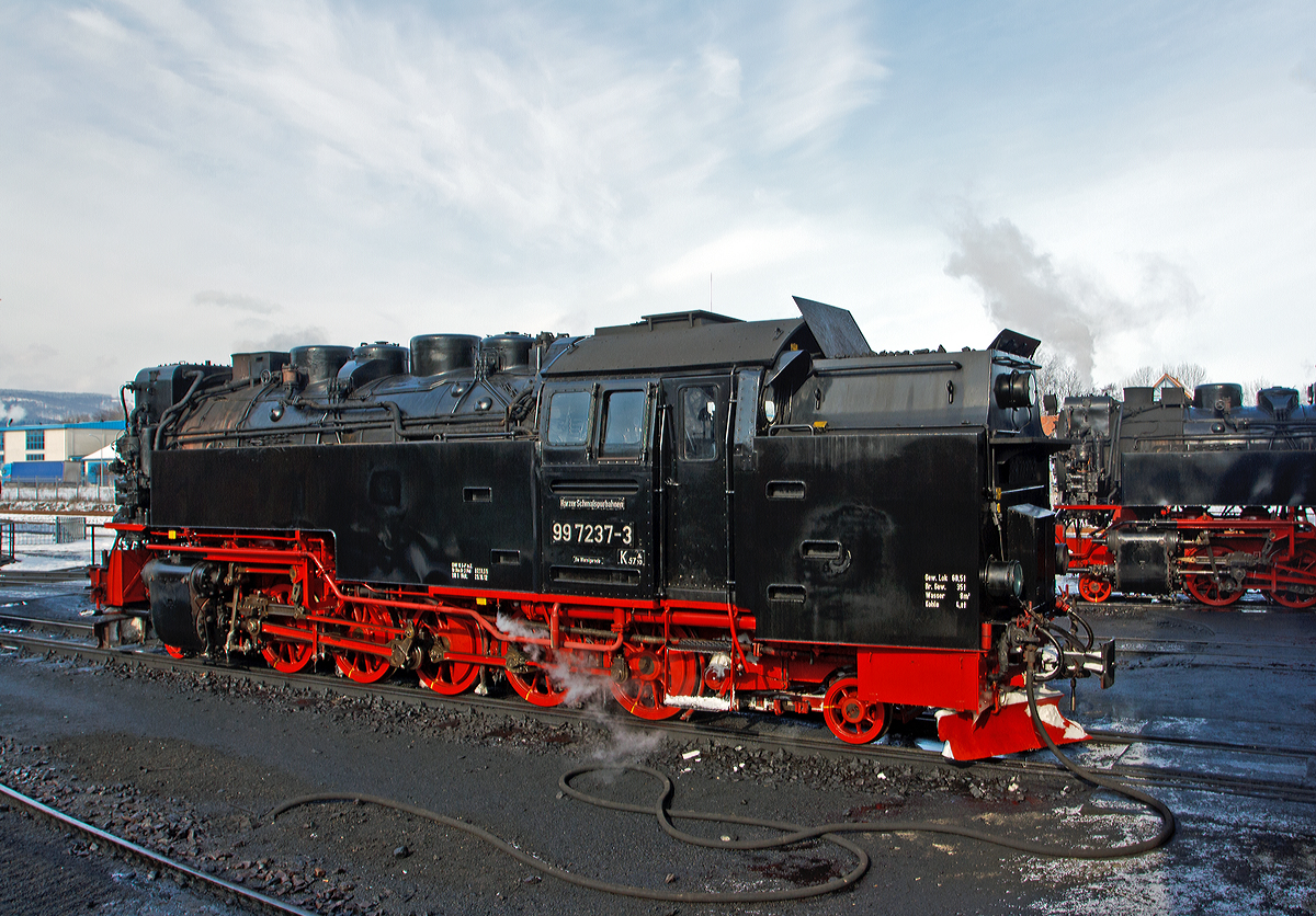 Die Neubau-Dampflok der HSB - Harzer Schmalspurbahnen  99 7237-3 (ex DR 099 147-1, 99 0237-0, 99 237) steht am 23.03.2013 im BW Wernigerode für ihren Tageseinsatz bereit. 

Diese Neubau-Dampfloks der  Bauart 1'E1' h2t / Gattung K 57.10 werden als Baureihe 99.23–24 geführt (und nicht fälschlicherweise als 99.72).  Wie man an der Bauart und Gattung sehen kann haben sie 7 Achsen, 5 davon sind angetrieben und je eine Laufachse befindet sich vor und hinter den Triebachsen.  Die Radsatzfahrmasse beträgt 9,5 t.

Weitere Technische Daten:
Spurweite: 1.000 mm (Meterspur) 
Länge über Puffer: 12.500 mm
Höhe:  3.650 mm
Breite:  2.645 mm
Fester Radstand:  4.800 mm
Gesamtradstand:  8.700 mm (1.950 / 4x1.200 / 1.950)
Kesselüberdruck : 14 bar
Leistung: 515 kW (700 PS)
Höchstgeschwindigkeit: 40 km/h (Vor- und Rückwärts)
Eigengewicht: 47.5 t
Dienstgewicht: 64,5 t (bei vollen Vorräten)
Kohlevorrat: 4,0 t
Wasservorrat: 8 m³
Anfahrzugkraft:  102,9 kN (10,5 Mp)
Treibraddurchmesser:  1000 mm
Laufraddurchmesser:  550 mm