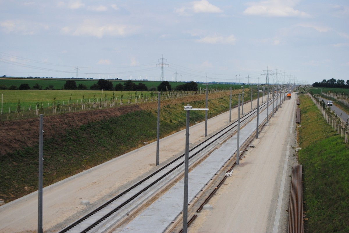 Die Neubaustrecke Erfurt - Halle/Leipzig mit Blick Richtung Halle/Leipzig, am 20.08.2013 bei Kalzendorf. (Foto: dampflok015)