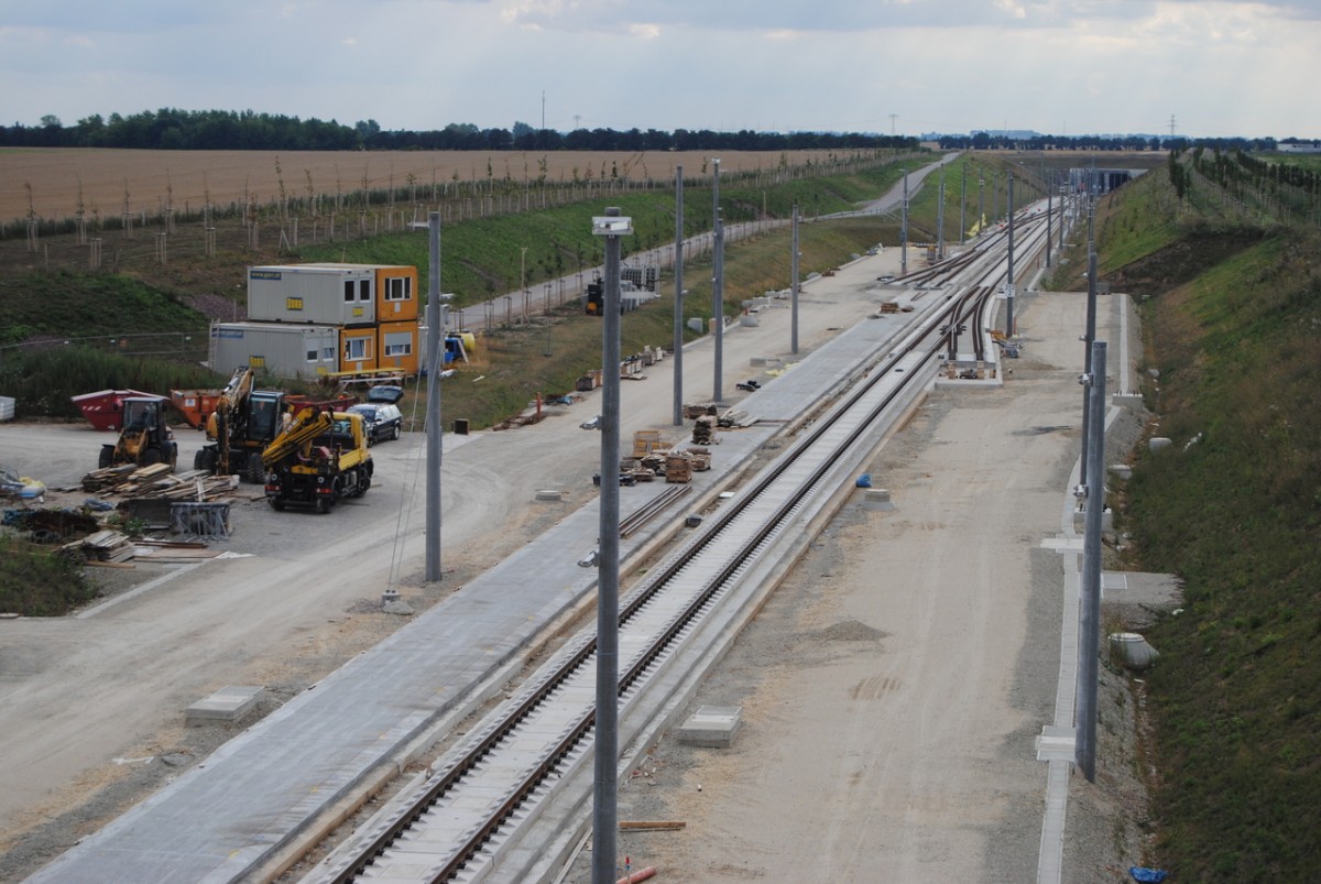 Die Neubaustrecke Erfurt - Halle/Leipzig mit Blick zum Osterbergtunnel, am 20.08.2013 bei Kalzendorf. (Foto: dampflok015)
