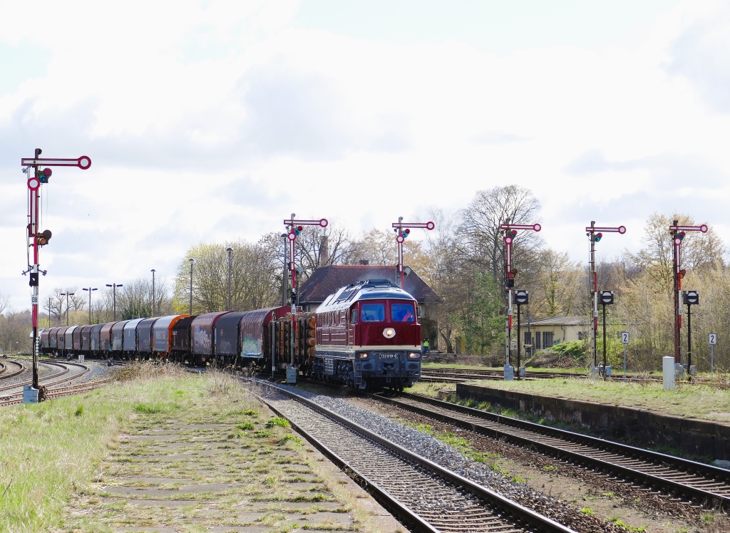 Die  neue Alte  bei DB Cargo. 132 618 mit �bergabe aus Leipzig-Engelsdorf, am 03.04.2023 bei der Einfahrt in Zeitz. Wegen dem Gewicht kann nicht der direkte Weg in den G�terbahnhof genommen werden.