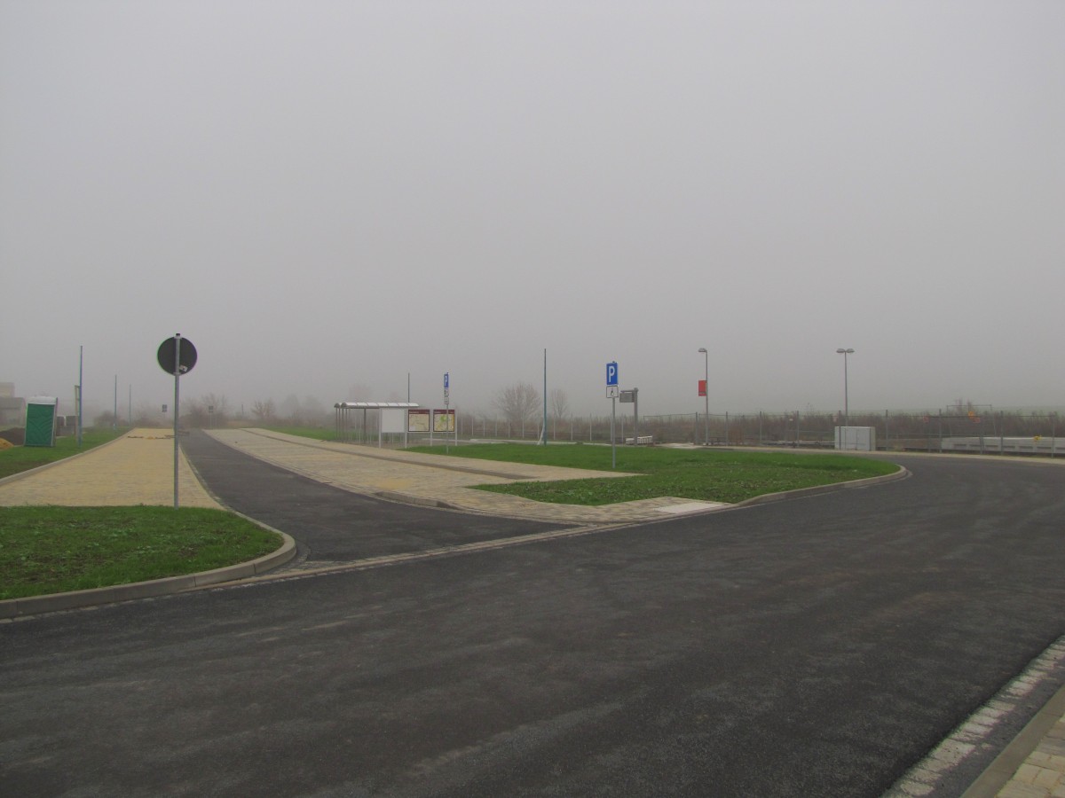 Die neue Bahn-Bus-Schnittstelle am 17.11.2013 am Bahnhof Laucha. Diese wird am 12.12.2013 feierlich er�ffnet und geht ab 15.12.2013 in Betrieb.
