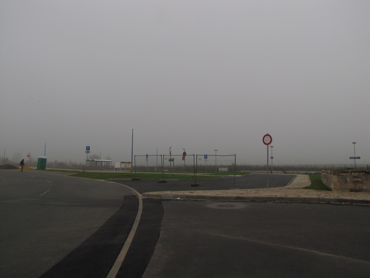 Die neue Bahn-Bus-Schnittstelle, vor der Er�ffnung am 12.12.2013, am 17.11.2013 in Laucha.