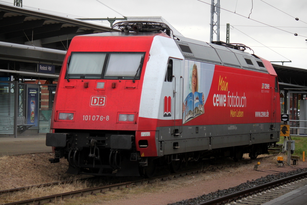 Die neue CEWE-Fotobuch Werbelok 101 076-8 stand am 21.06.2014 abgestellt im Rostocker Hbf.