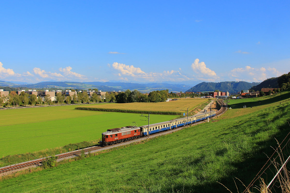 Die neue Doppelspur auf der Gürbetalstrecke zwischen Wabern und Kehrsatz: Als die Doppelspur noch im Bau war kam am 9. September 2018 ein Sonderzug mit BLS Lok 205 von Kehrsatz Nord her. 