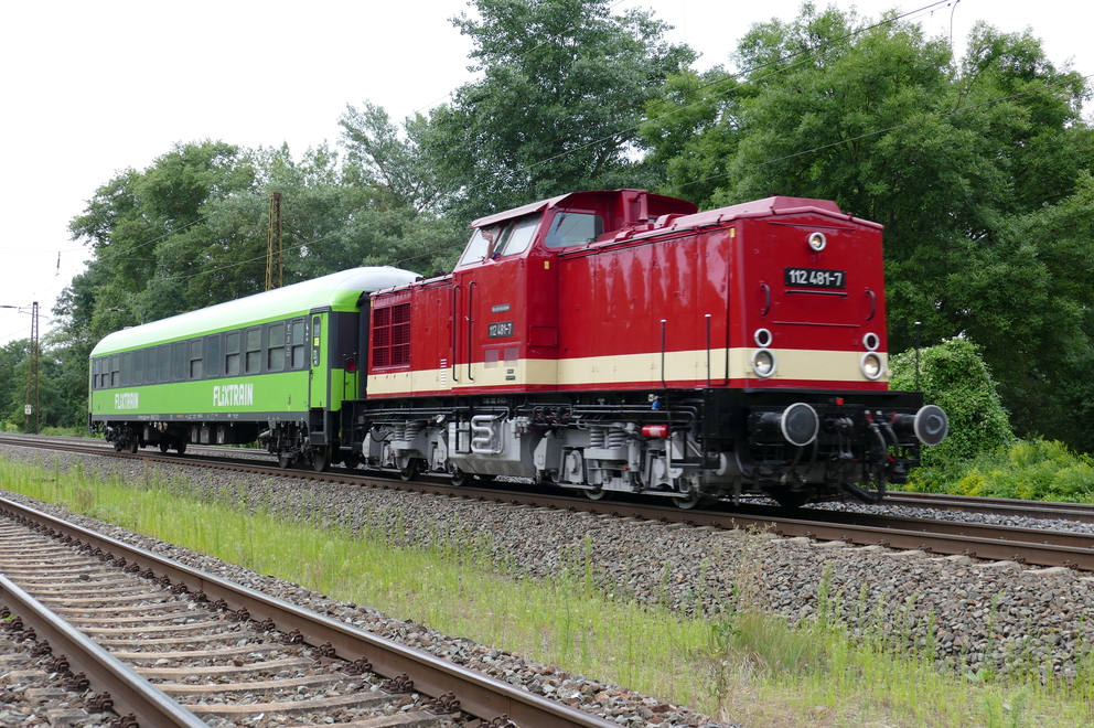 Die neue Flixtrain-Line? MaS Bahnconsult 112 481 mit einem FLIXTRAIN-Wagen in Richtung Gro�korbetha, am 19.08.2021 in Naumburg.