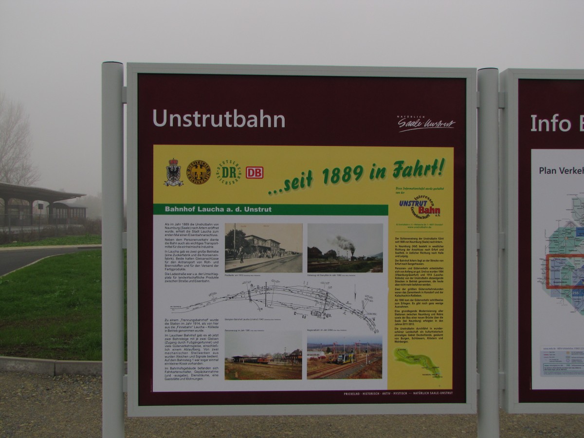 Die neue Infotafel zur Geschichte vom Bahnhof Laucha, am 17.11.2013 an der neuen Bahn-Bus-Schnittstelle in Laucha.