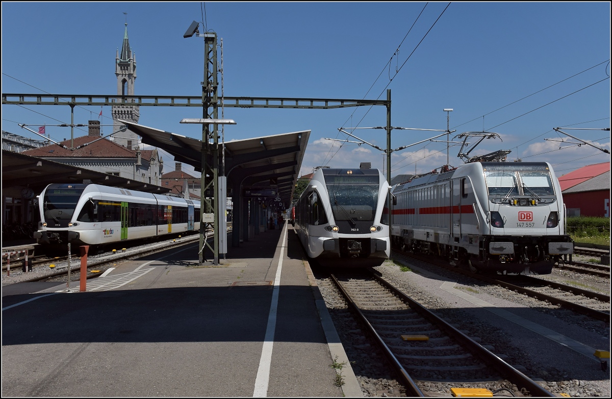 Die neue, leider neigetechniklose Gäubahn wagt sich erstmals auf die Strecke. 147 557 mit dem schweizgängigen Dostopark kommt am alternativen Streckenast in Konstanz an. Im Bahnhof Konstanz eine erste Begegung mit den künftigen Kollegen... Juli 2018.