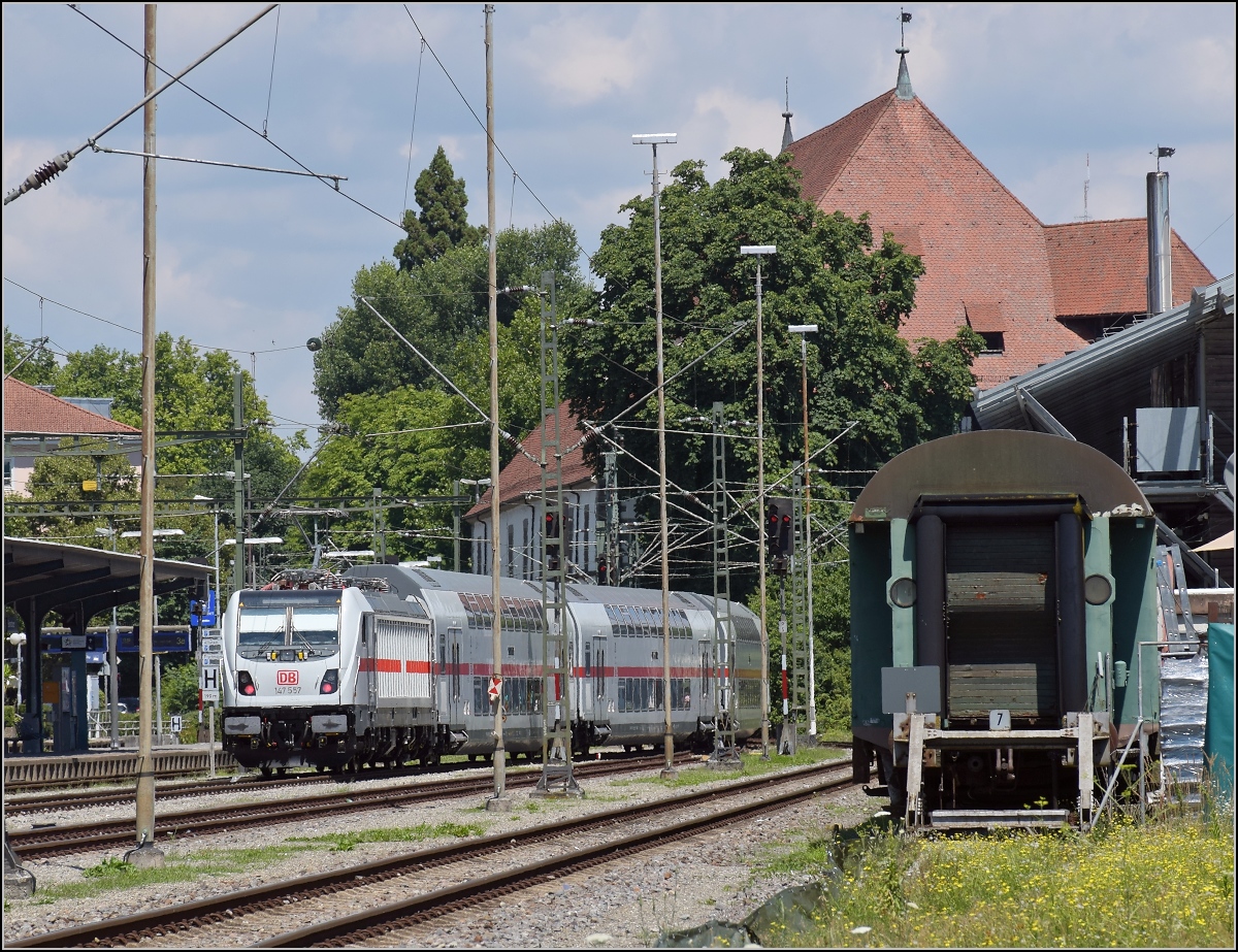 Die neue, leider neigetechniklose Gäubahn wagt sich erstmals auf die Strecke. 147 557 mit dem schweizgängigen Dostopark kommt am alternativen Streckenast in Konstanz an. Kaum gesehen geht es nach kurzem Aufenthalt wieder zurück gen Stuttgart. Juli 2018.