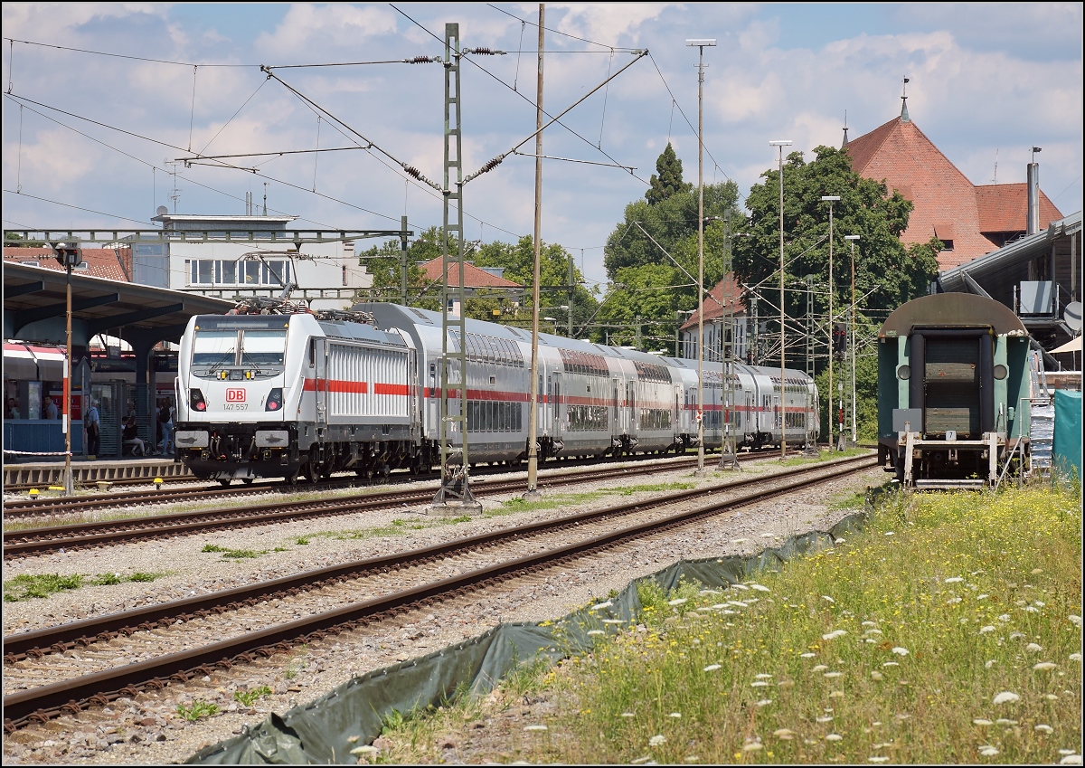 Die neue, leider neigetechniklose Gäubahn wagt sich erstmals auf die Strecke. 147 557 mit dem schweizgängigen Dostopark kommt am alternativen Streckenast in Konstanz an. Kaum gesehen geht es nach kurzem Aufenthalt wieder zurück gen Stuttgart. Juli 2018.