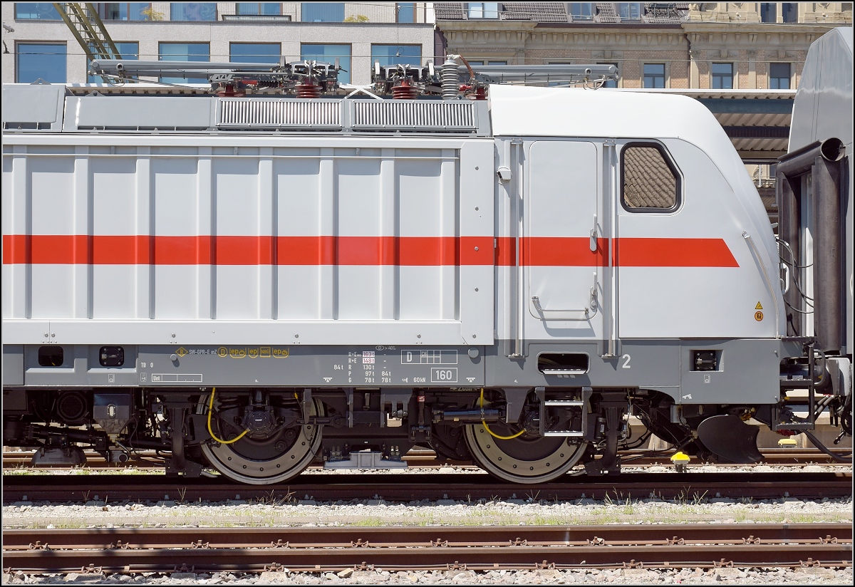 Die neue, leider neigetechniklose Gäubahn wagt sich erstmals auf die Strecke. Detailansicht, auffällig sind die extra Stromabnehmer für die Schweiz. Konstanz, Juli 2018.