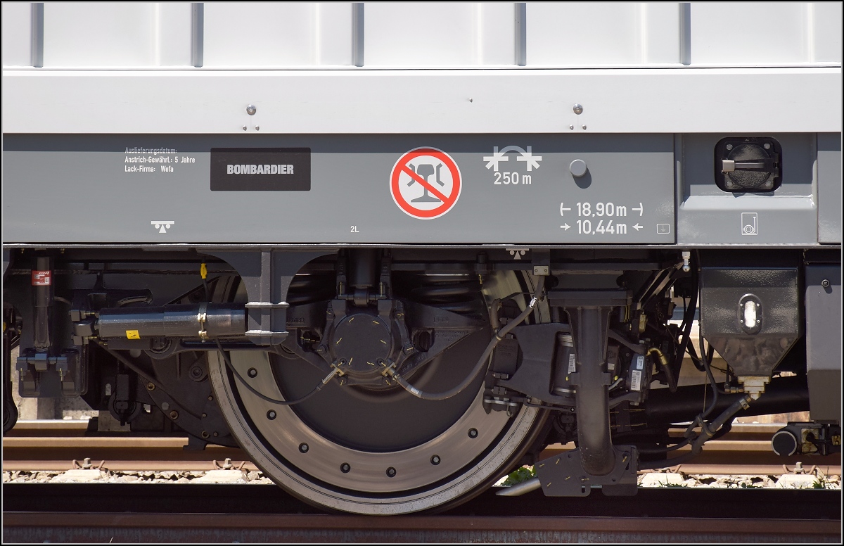 Die neue, leider neigetechniklose Gäubahn wagt sich erstmals auf die Strecke. Detailansicht Radsatz. Konstanz, Juli 2018.