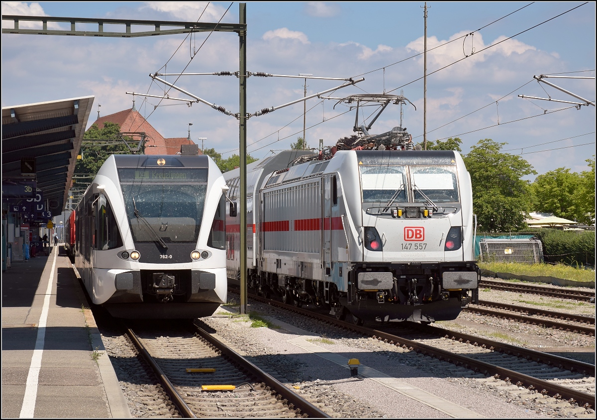 Die neue, leider neigetechniklose Gäubahn wagt sich erstmals auf die Strecke. Hier neben RABe 526 762-0 der Thurbo. Konstanz, Juli 2018.