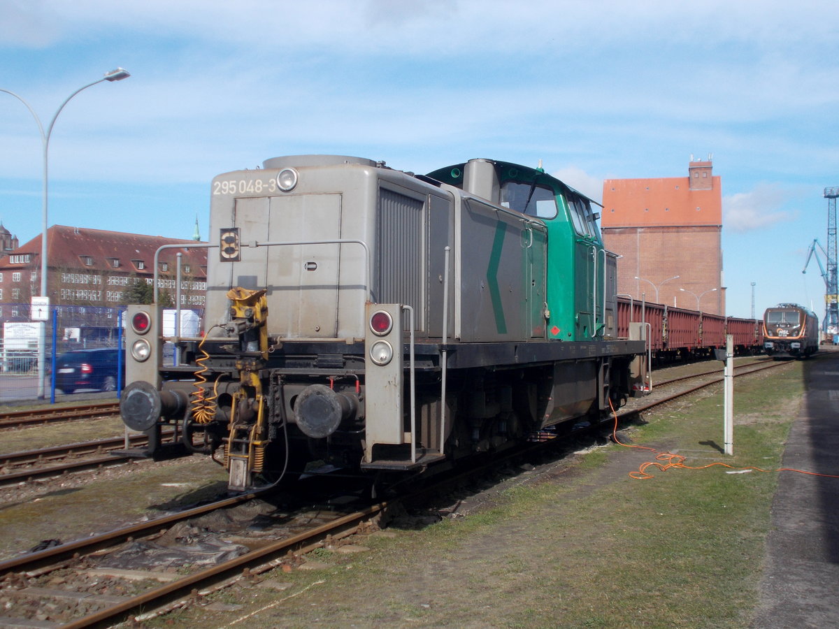 Die Neue Rangierlok im Stralsunder Nord-und Sdhafen ist jetzt die BUVL 295 048 die ich,am 04.April 2018,im Nordhafen fotografierte.