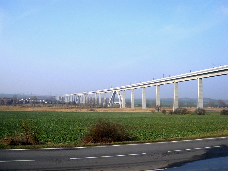 Die neue Unstruttalbr�cke am 16.03.2015 bei Karsdorf. (Foto: Tobias D�pfner, www.bahnreiseberichte.de)
