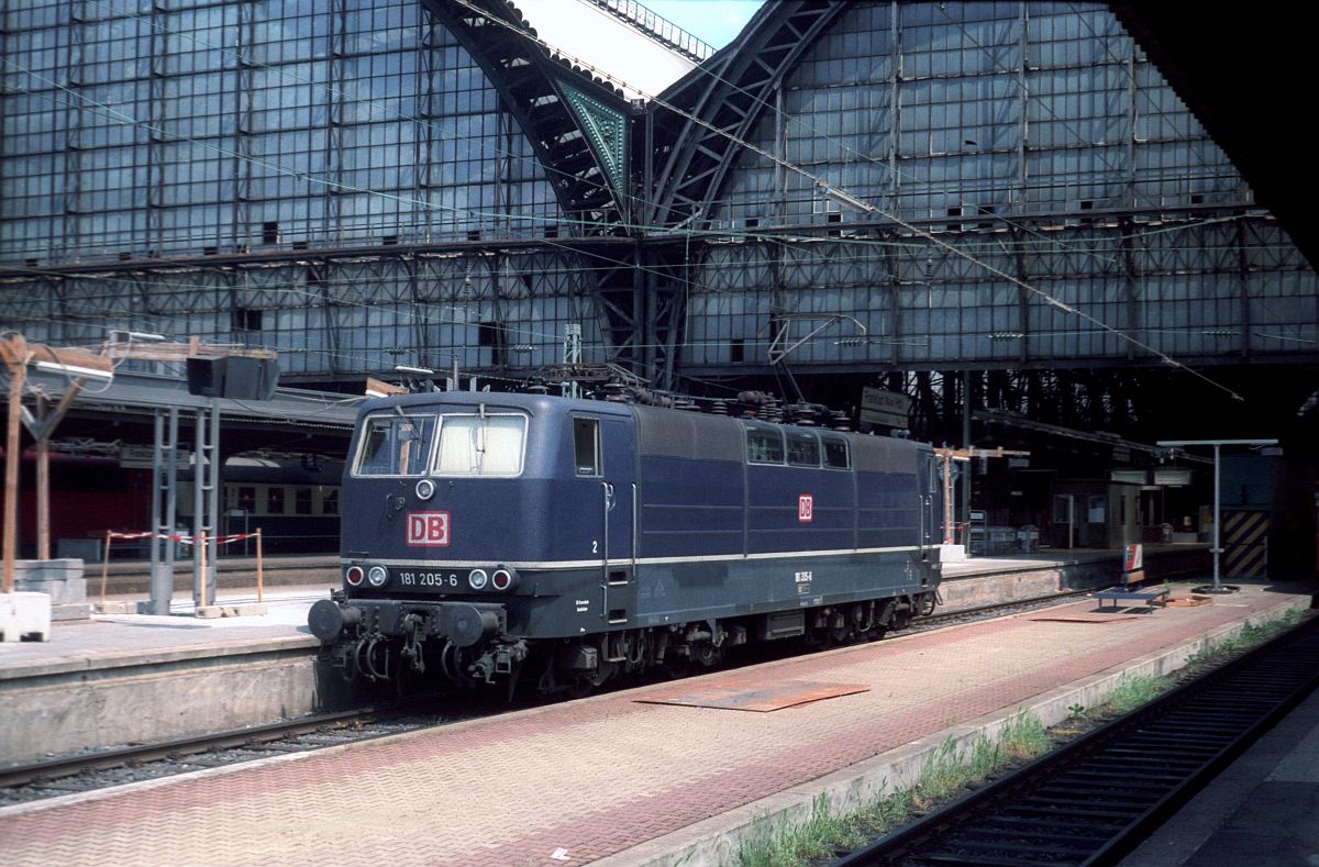 Die noch stahlblaue 181 205 hat ihren Schnellzug nach Frankfurt/M Hbf gebracht und fährt nun ins Bw Frankfurt/M-1 18.05.1998