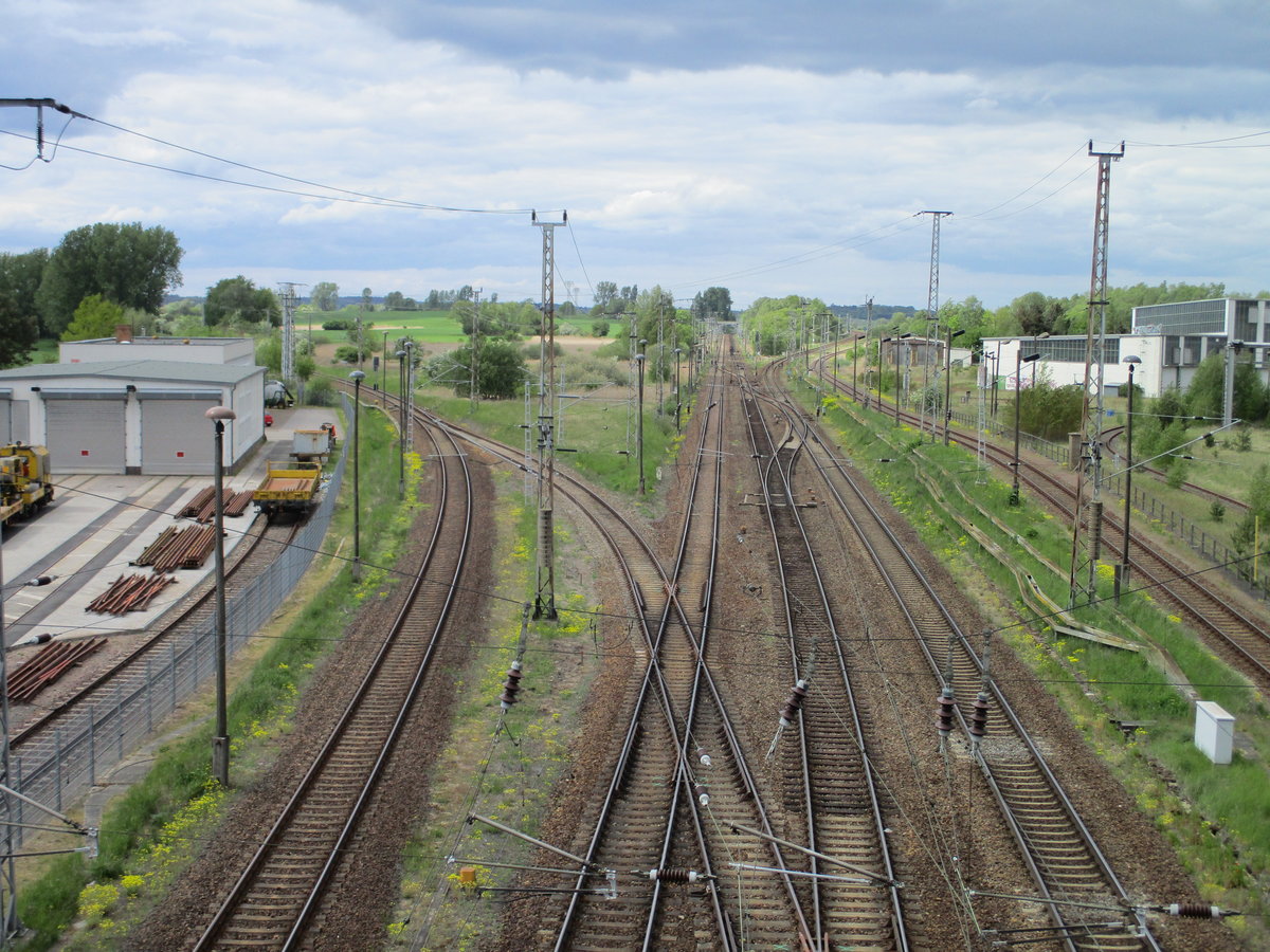 Die Nordausfahrt aus Angermünde mit den Strecken nach Stralsund und Szczecin am 16.Mai 2020.Links die Fahrleitungsmeisterei.