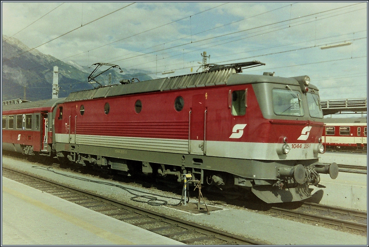 Die ÖBB 1044 205-1 in Innsbruck. 

September 1993