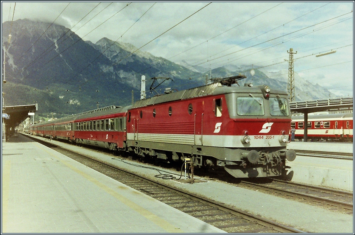 Die ÖBB 1044 205-1 mit einem Schnellzug in Innsbruck.

September 1993